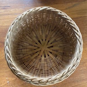 1993 hand woven signed wicker round braided edge bread/roll basket